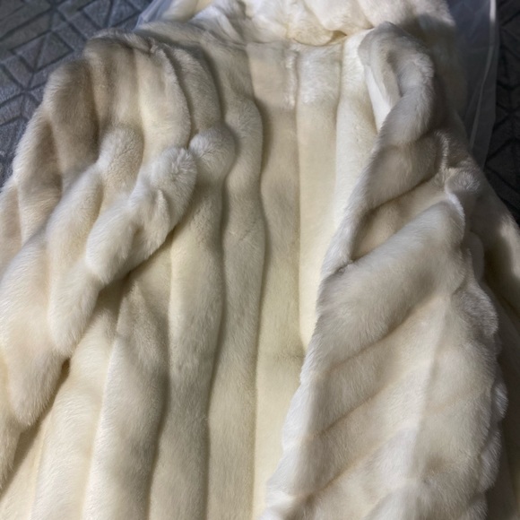 Monterey Fashions White Faux Fur. Vintage piece. - Picture 11 of 15